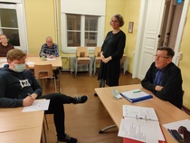 Someron kaupunginvaltuuston puheenjohtaja Jutta Varjus kertoi näkemyksiään kaupungin tämänhetkisestä tilanteesta. kokouksen puheenjohtaja Simo Syrjälä kuuntelee tarkaavaisesti.