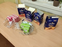 Kokoustarjoiluna ei ollut sentään vettä ja leipää mutta välipalakeksejä ja mehua.