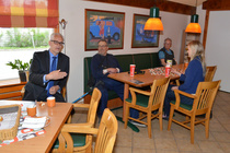 Isä ja tytär Alanen kuuntelevat Petri Sarvamaan viestiä.