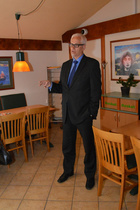 Badding katselee taustalta kun Petri Sarvamaa kertoo Euroopan parlamentin toiminnasta.