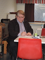 Puheenjohtaja valmistautuu kokouksen avaamiseen