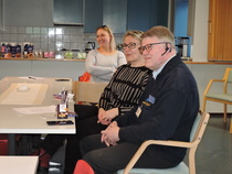 Pariskunta Maavirta. Martina pilkistelee takana.