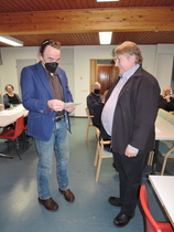 Tuomo Kurkikangas sai Kokoomuksen sinisen ansiomerkin