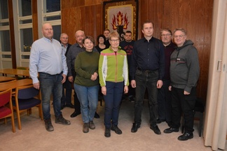 Somerolaisia Kokoomus-ehdokkaita siviiliasuissaan yhteisessä kokoontumisessa.