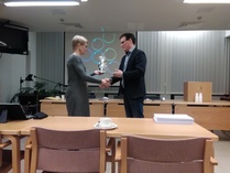 Piirin puheenjohtaja Juha Vanhanen kävi esittäytymässä kokouksessa ja kertoi ajankohtaiset kuulumiset. kiitokseksi tästä Kati antoi hänelle perinteisen lahjamme, Somero-mukin sekä pellavalakritsia.