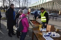 Eräs tuttu eläkeläinenkin jonotti Hemmilän tarjoamaa makkaraa.