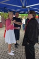 Kansanedustaja Katja Taimela (SDP) kävi myös tutustumassa aamulla leivottujen pullien makoisuuteen.
