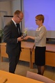 Lopuksi Antti Parpo sai läksiäislahjaksi Somero-mukin sekä pellavalakritsaa.