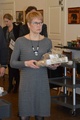 Kati odottaa malttamattomana, että yleisökysymykset loppuisivat ja hän pääsisi antamaan kättä pidempää.