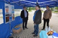 Heikki Kärri arvuuttelee Juhani Kaivolta (SDP) ja Arto Koivulta (Kesk.) vanhojen Kokoomus-julisteiden vuosia.