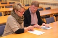 Pariskunta Maavirta täyttämässä osallistujalistaan nimeänsä.