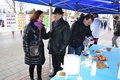 Heikki Kärri tenttaa Anne-Mari Virolaista. Taustalla Janne Nurmi (ps.) yritti tulla salaa testaamaan Kokoomuksen tarjoomusten maukautta.