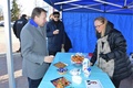 Ikekin piipahti torilla, Outi Tuuminen tarjoilee juotavaa
